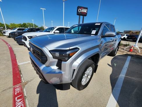 Used 2025 Toyota Tacoma SR5 AWD/4WD image 4
