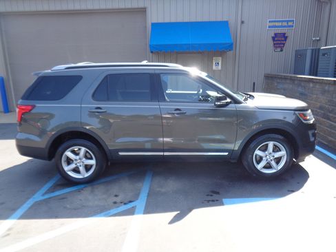 Used 2016 Ford Explorer XLT w/ Equipment Group 201A image 7