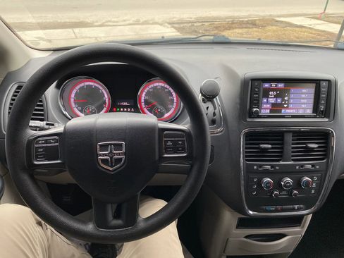 Used 2019 Dodge Grand Caravan SE w/ UConnect Hands-Free Group image 15