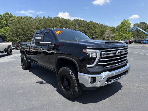Used 2024 Chevrolet Silverado 2500 LTZ w/ LTZ Convenience Package AWD/4WD image 3