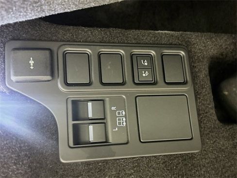 Used 2024 Land Rover Discovery S image 29