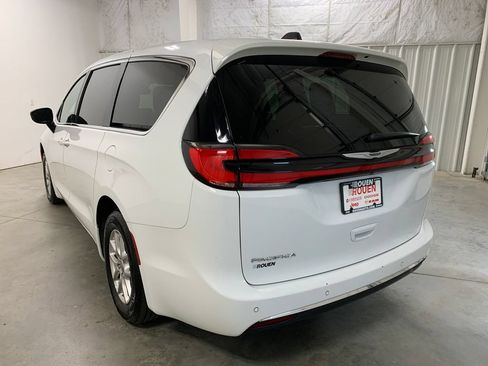 Used 2025 Chrysler Pacifica Select FWD image 5