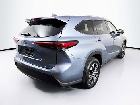 Used 2022 Toyota Highlander XLE AWD/4WD image 7