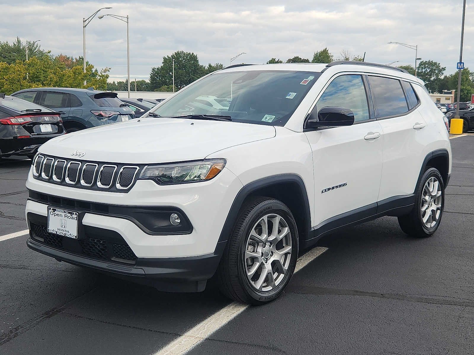 Used 2022 Jeep Compass Latitude w/ Sun and Sound Group AWD/4WD image 3