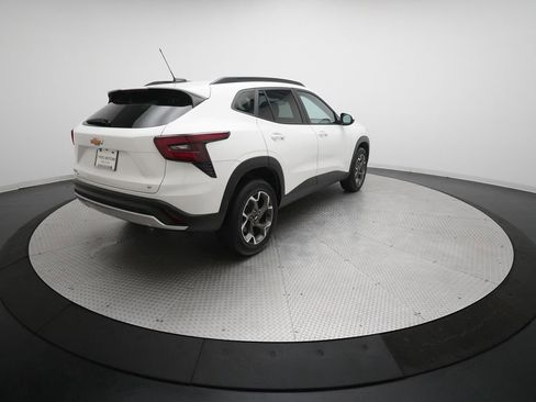 Used 2024 Chevrolet Trax LT w/ Sunroof Package FWD image 34