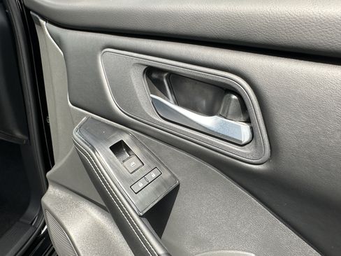 Used 2025 Nissan Rogue SV image 19