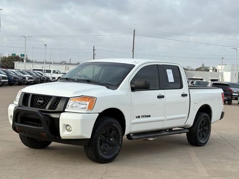Used 2014 Nissan Titan SV w/ SV Value Truck Package image 3