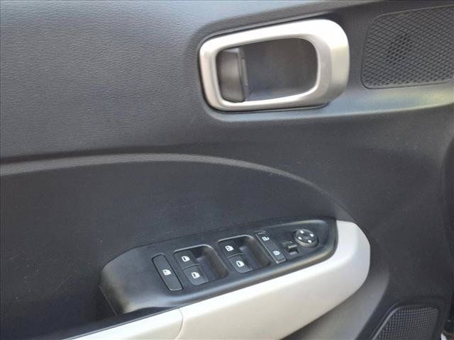 Used 2025 Hyundai Venue SEL FWD image 11