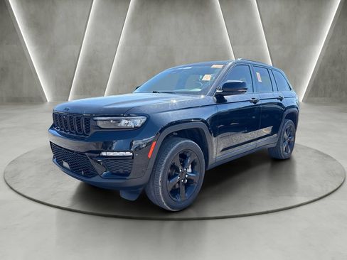 Used 2023 Jeep Grand Cherokee Limited w/ Luxury Tech Group II AWD/4WD image 3