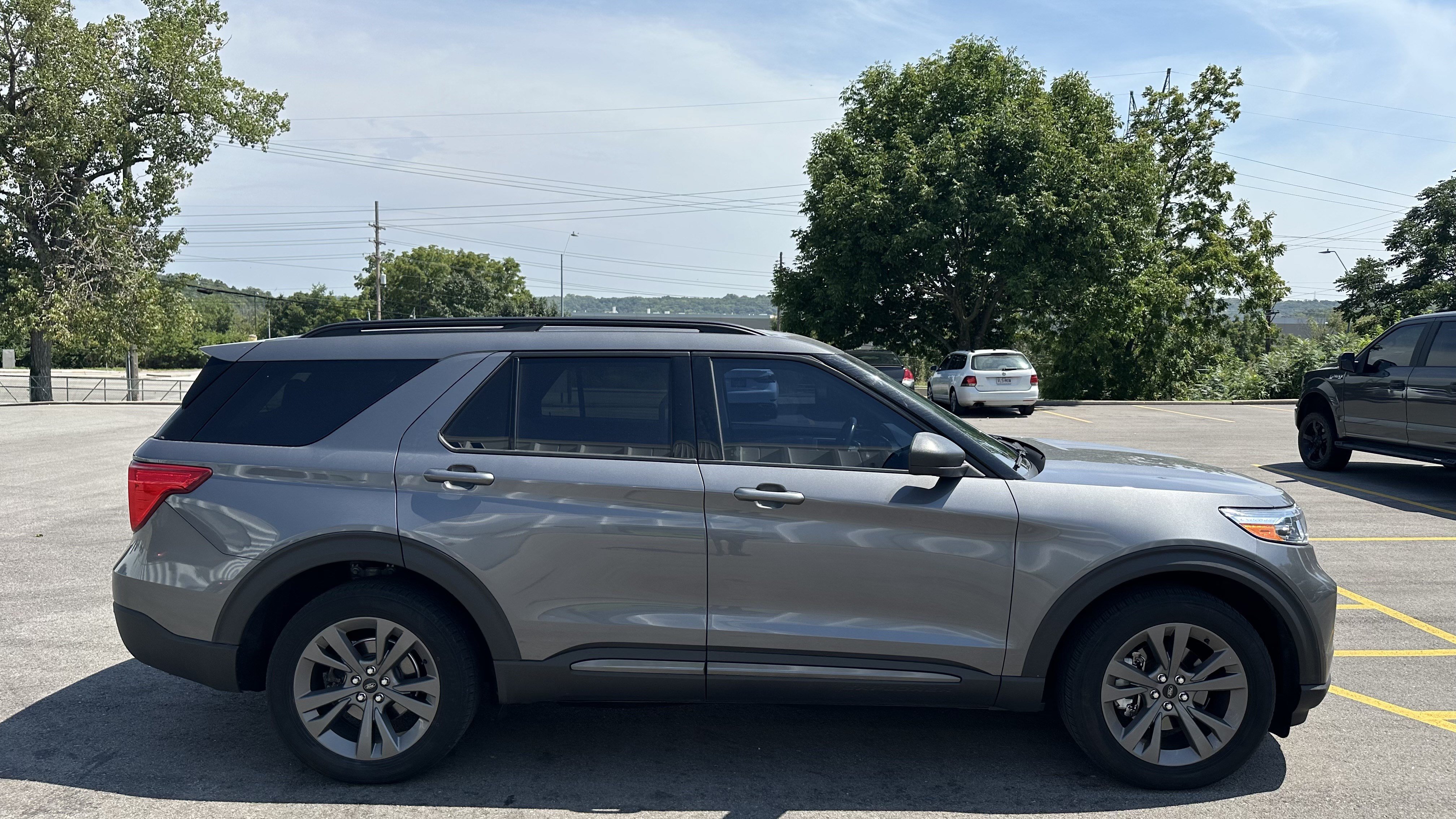 Used 2021 Ford Explorer XLT w/ Equipment Group 202A AWD/4WD image 11