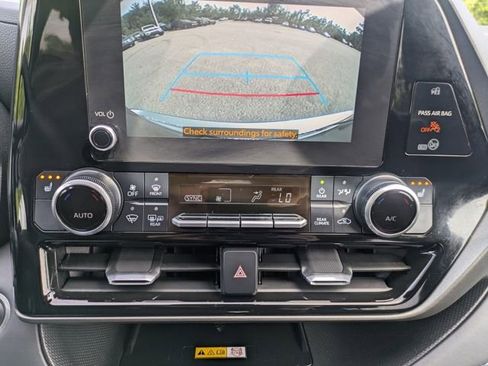 Used 2024 Toyota Highlander XLE AWD/4WD image 26