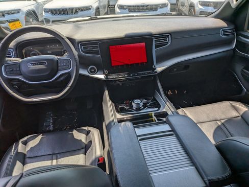 Certified 2025 Jeep Wagoneer Series III w/ Premium Group I AWD/4WD image 23