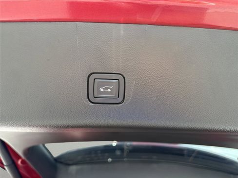 Used 2023 Chevrolet Traverse Premier FWD image 35