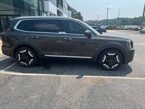 Used 2023 Kia Telluride EX w/ EX Captain's Chair Package FWD image 2