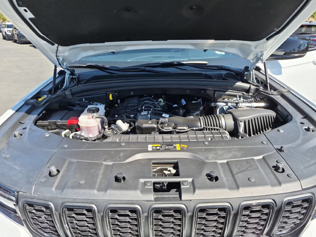 Used 2025 Jeep Grand Cherokee Altitude AWD/4WD image 35