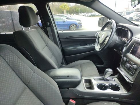 Used 2020 Jeep Grand Cherokee Laredo image 5