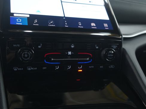 Used 2023 Jeep Grand Cherokee L Limited w/ Black Appearance Package image 25