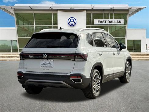 Used 2025 Volkswagen Taos SE image 3