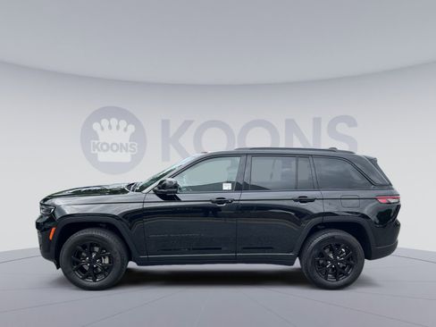 Used 2024 Jeep Grand Cherokee Altitude AWD/4WD image 2