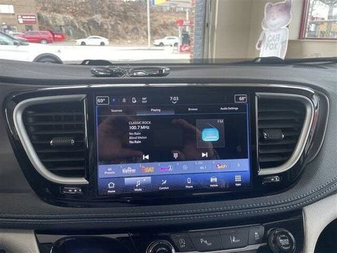 Used 2021 Chrysler Pacifica Touring FWD image 16