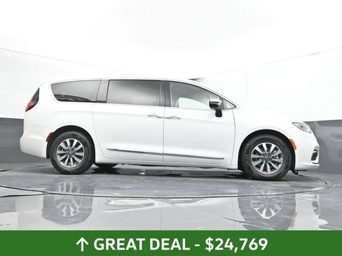 Used 2023 Chrysler Pacifica Limited FWD image 48