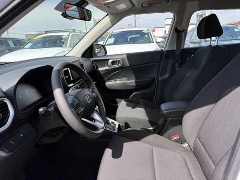 Used 2025 Hyundai Venue SE FWD image 15