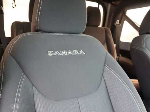 Used 2017 Jeep Wrangler Sahara w/ Connectivity Group AWD/4WD image 19