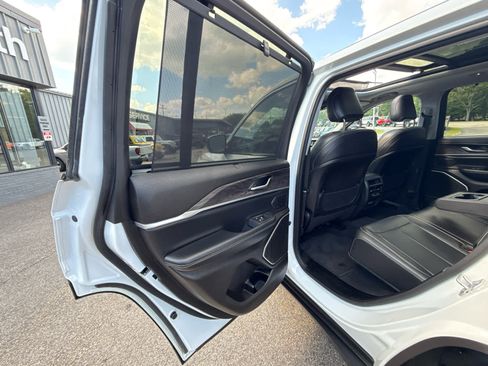 Used 2023 Jeep Grand Cherokee 4WD 4xe w/ Luxury Tech Group II image 19