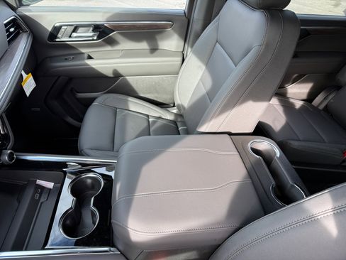 New 2026 Chevrolet Suburban Z71 image 14