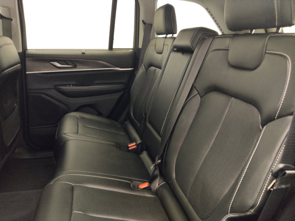 Used 2023 Jeep Grand Cherokee Limited w/ Luxury Tech Group II AWD/4WD image 18
