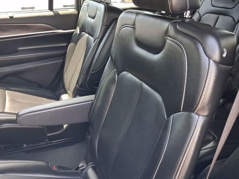 Used 2023 Jeep Grand Cherokee L Limited w/ Luxury Tech Group II AWD/4WD image 17