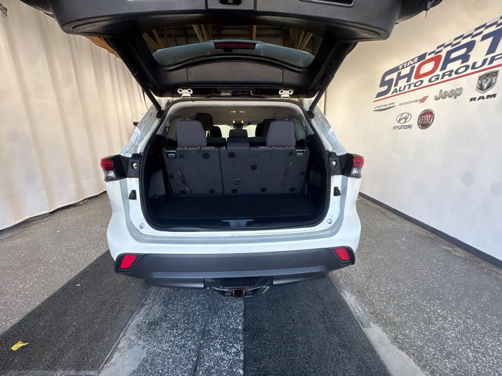 Used 2021 Toyota Highlander LE AWD/4WD image 8