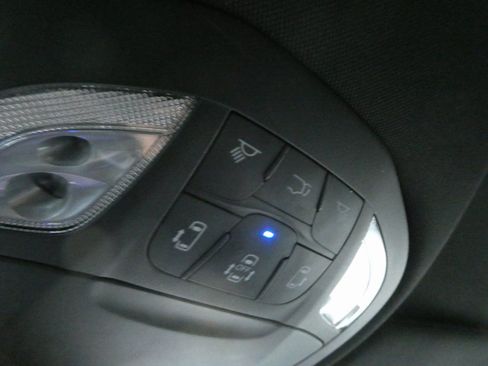 Used 2025 Chrysler Pacifica Select FWD image 18