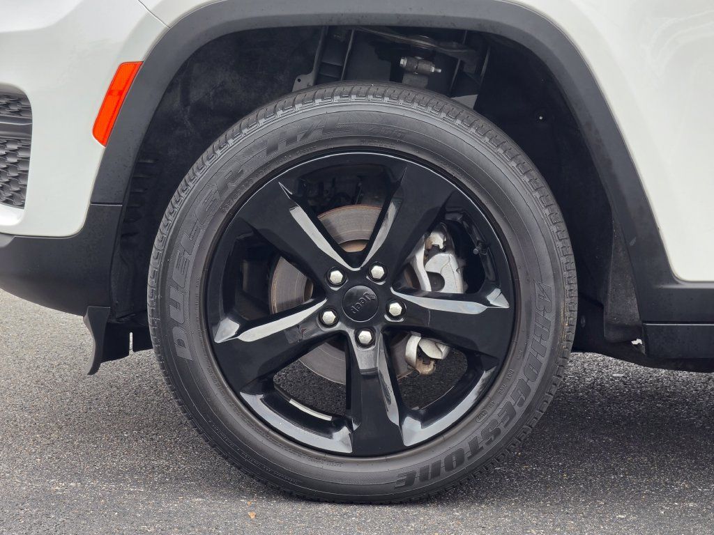 Used 2023 Jeep Grand Cherokee Altitude AWD/4WD image 9