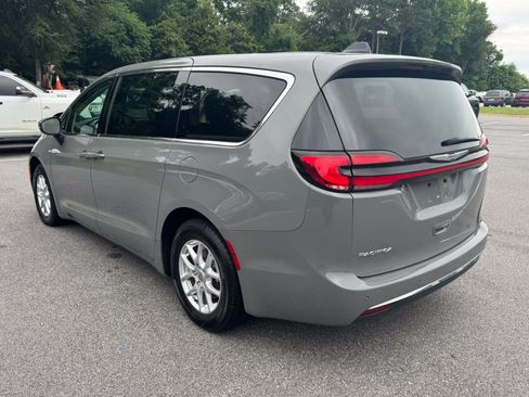 Used 2023 Chrysler Pacifica Touring-L FWD image 7