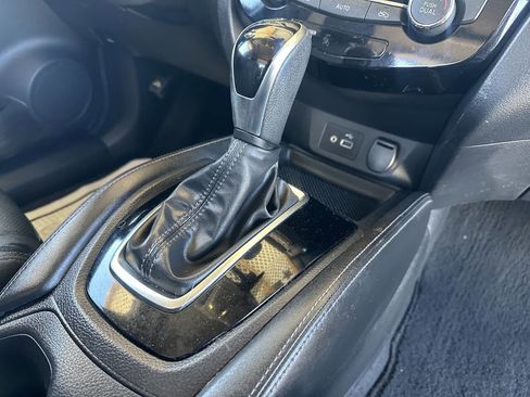 Used 2018 Nissan Rogue SL w/ Premium Package image 13