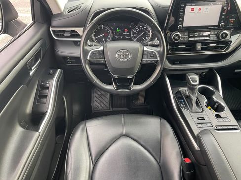 Used 2021 Toyota Highlander XLE AWD/4WD image 2