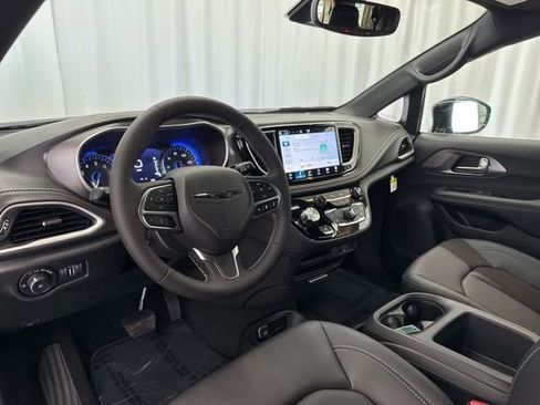 New 2026 Chrysler Pacifica Select image 12