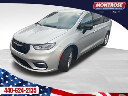 New 2026 Chrysler Pacifica Select