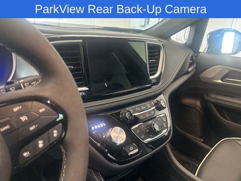 Used 2025 Chrysler Pacifica Limited image 14