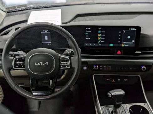 Used 2025 Kia Carnival FWD image 5