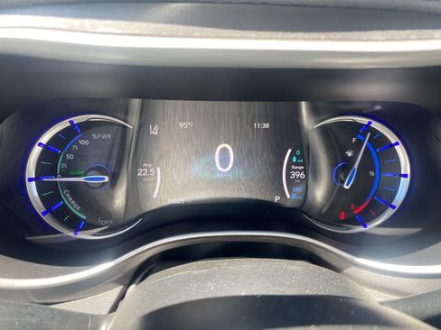 Used 2023 Chrysler Pacifica Touring-L FWD image 14