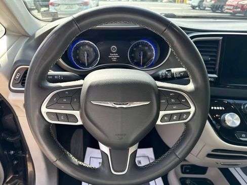 Used 2023 Chrysler Pacifica Touring-L FWD image 19