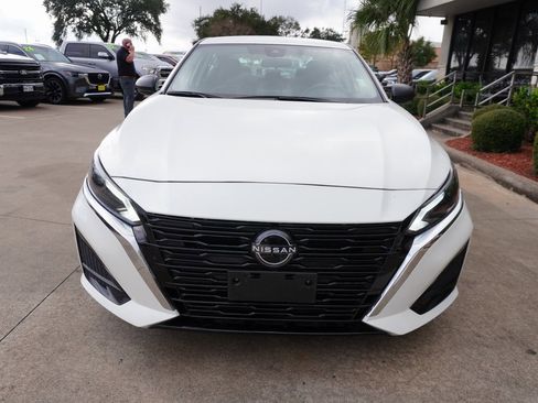 Used 2024 Nissan Altima 2.5 SV image 2