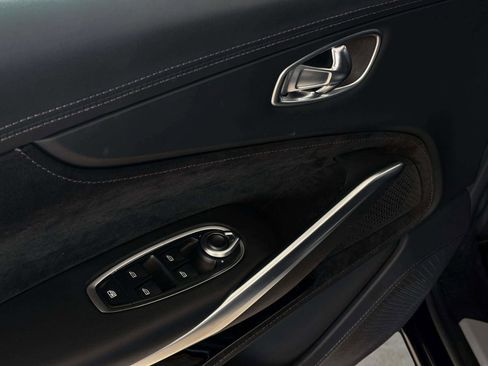 Used 2024 Aston Martin DBX image 19