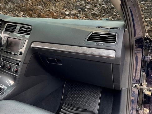 Used 2017 Volkswagen Golf Alltrack S image 14