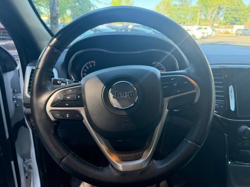 Used 2021 Jeep Grand Cherokee Laredo X AWD/4WD image 16