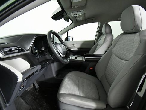 Used 2021 Toyota Sienna LE image 5