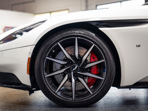 Used 2018 Aston Martin DB11 V12 RWD image 13