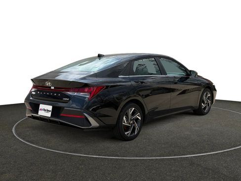 Used 2025 Hyundai Elantra Limited image 6